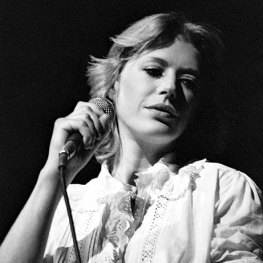 Marianne-performing-at-The-Dominion-Theatre-London-on-8-June-1982-by-David-Corio